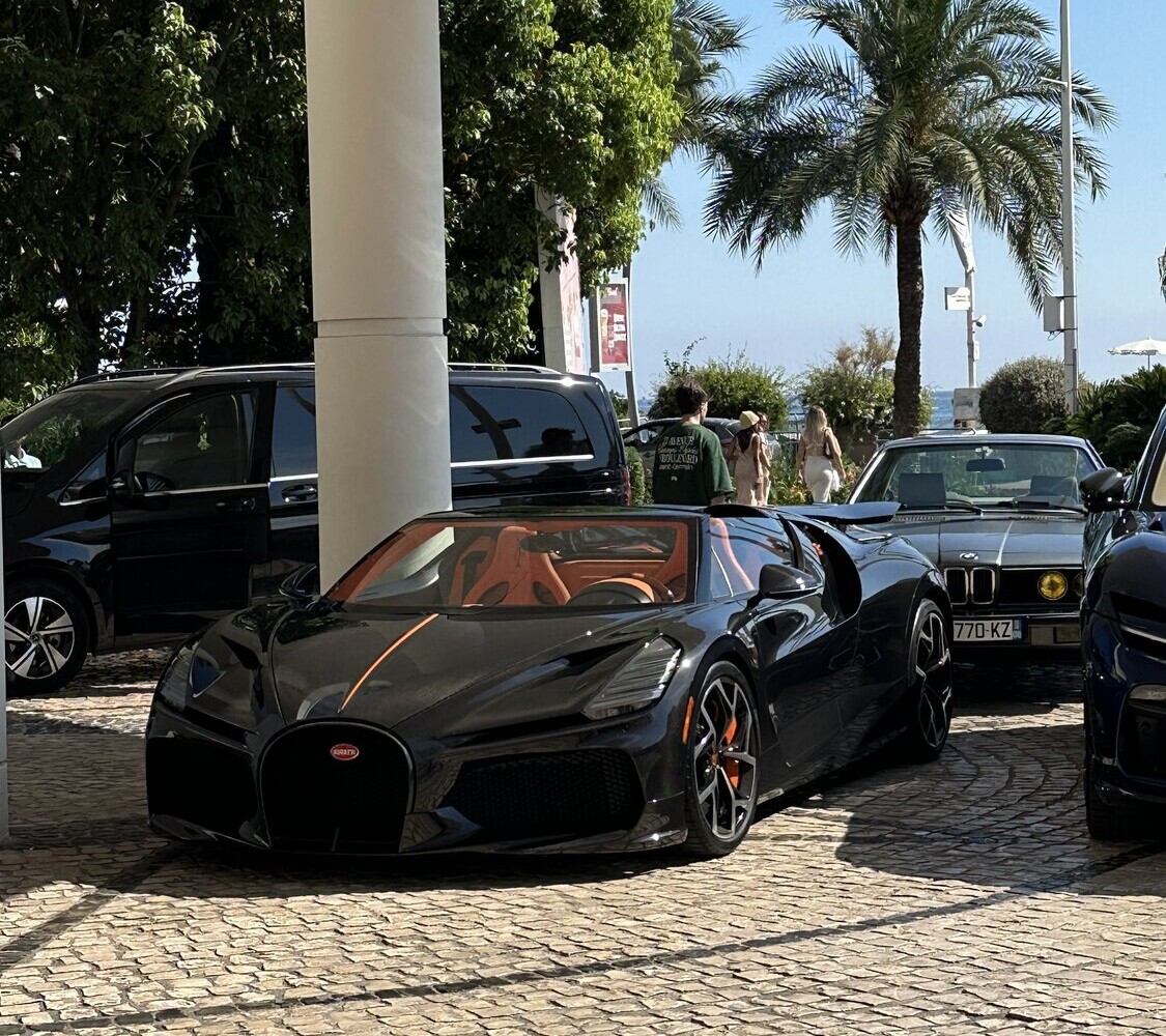Bugatti Divo aparcado bajo un porche junto al mar