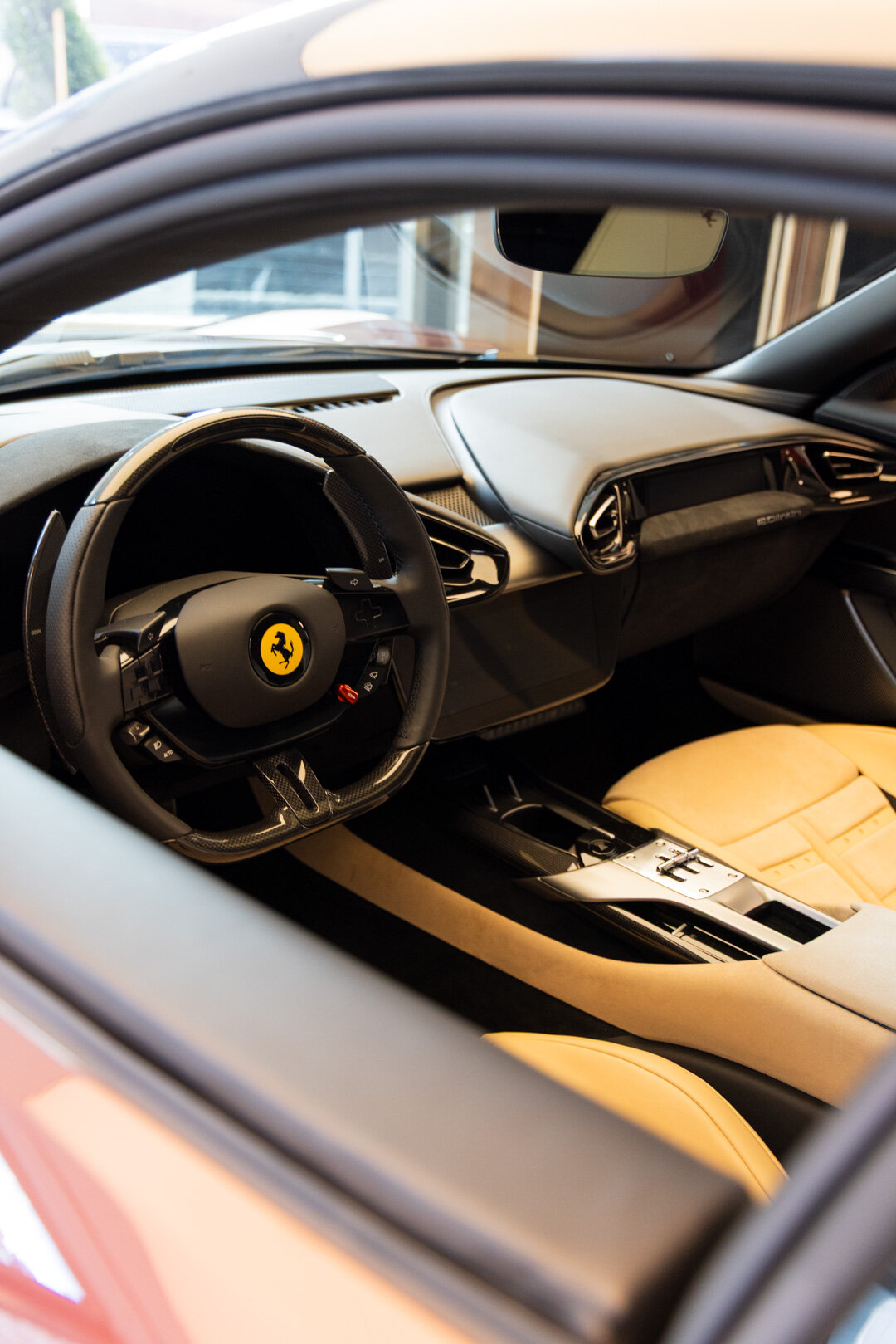 Detalle del volante e interior de un Ferrari