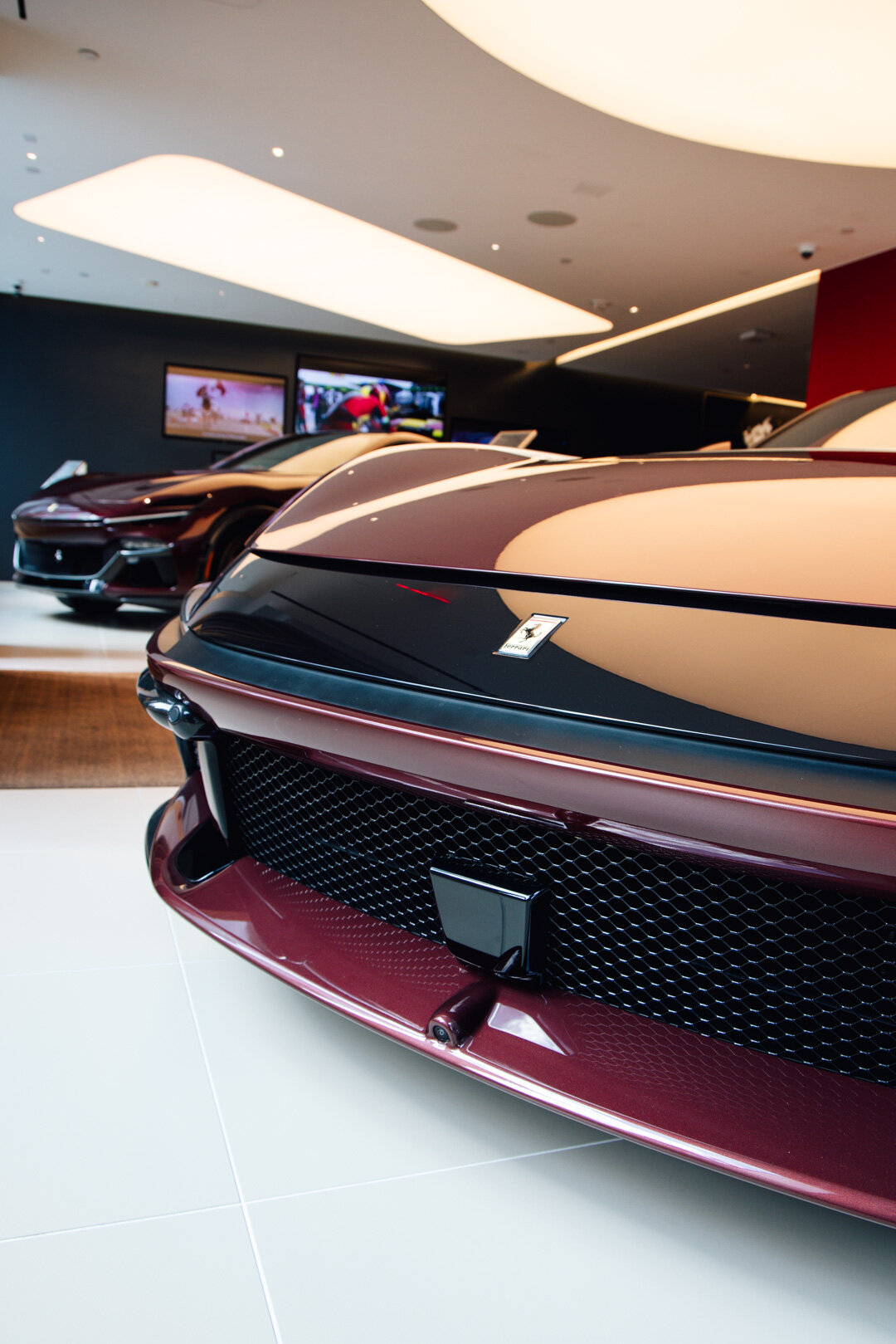 Interior de un concesionario Ferrari con varios vehículos