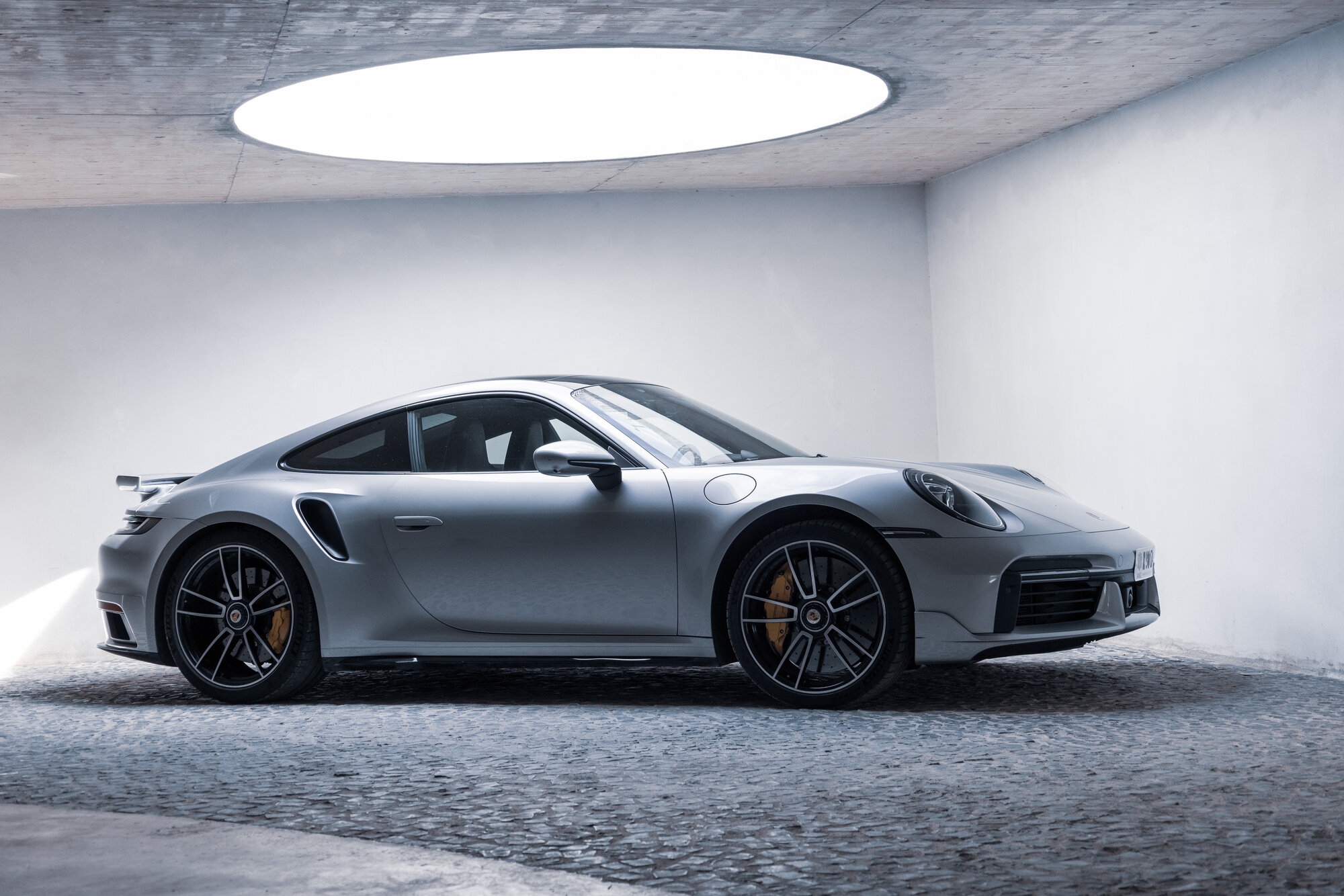 Porsche 911 fotografiado en un espacio con lucernario circular